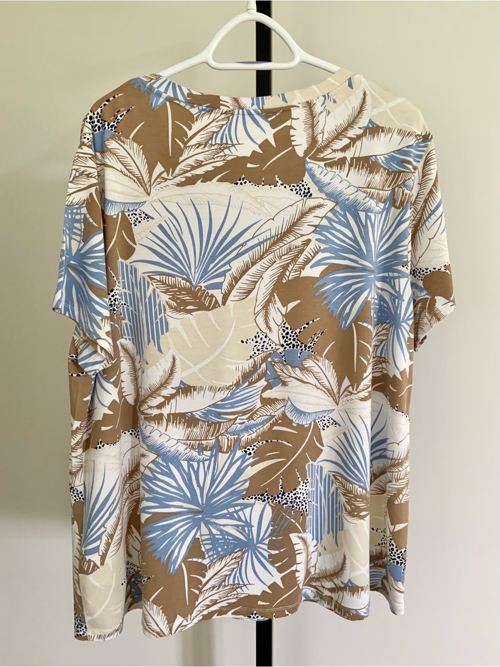 Dex tropical v-neck Tee - Picture 6 of 10